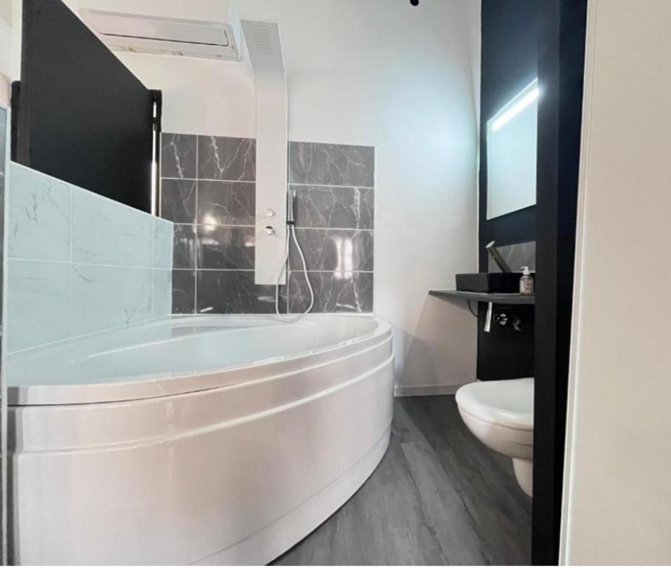 Charmant Studio Baignoire Narbonne Buitenkant foto